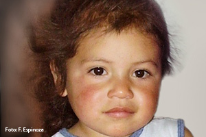 Isabella (3) aus Bogotá in Kolumbien geht seit einiger Zeit in den SOS-Kindergarten. Für ihre alleinerziehende Mutter ist das die Rettung. Endlich kann sie als Näherin Arbeit annehmen.